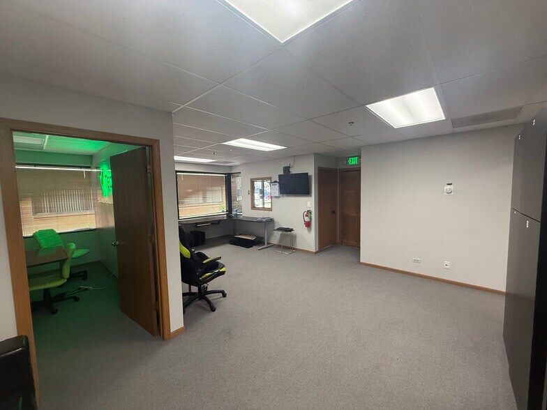 More Photos Of 141-161 Covington Dr, Bloomingdale Light Manufacturing For Lease