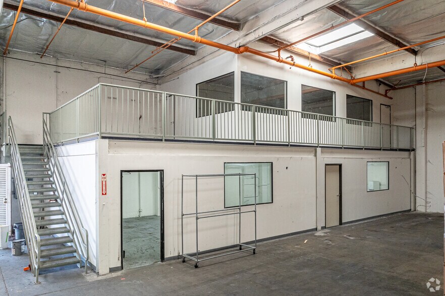 More Photos Of 1601 Perrino Pl, Los Angeles Manufacturing For Lease
