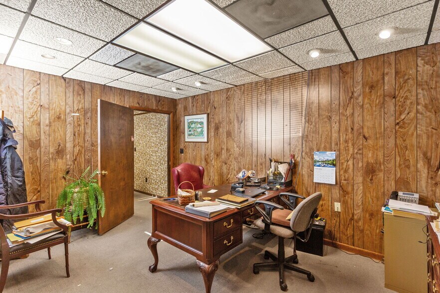 More Photos Of 710 4th St, Shenandoah Warehouse For Sale