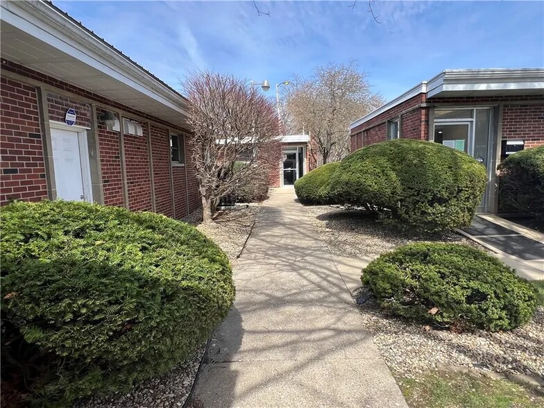 More Photos Of 909 N Logan Ave, Danville Medical For Sale