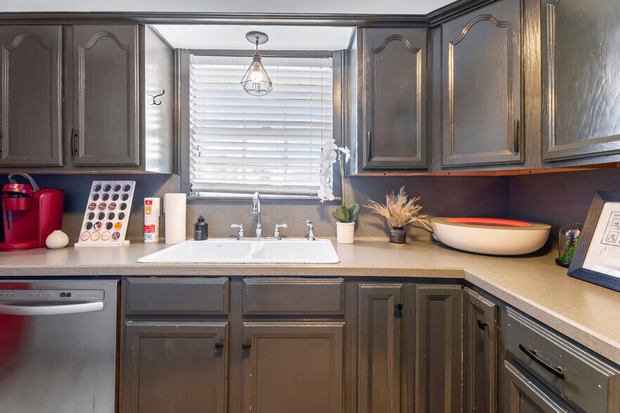 More Photos Of 9902 Franklin Rd, Houston Self Storage For Sale