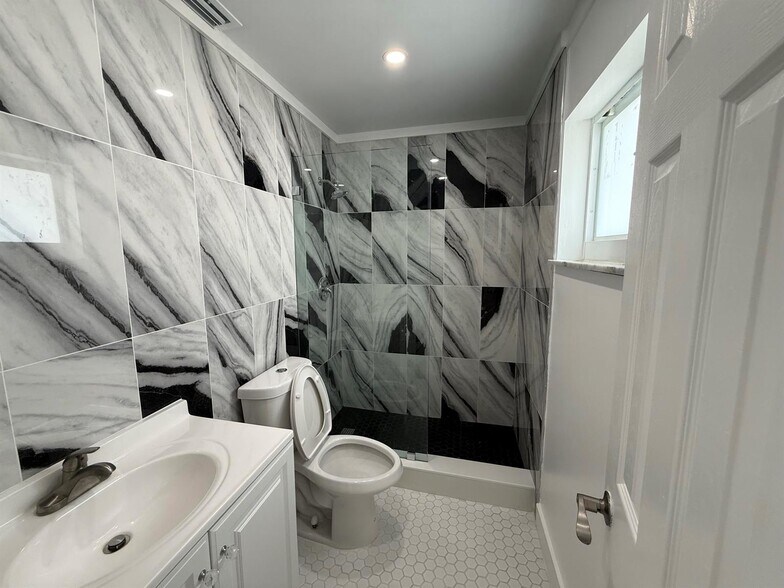 More Photos Of 1859 Lincoln St, Hollywood Apartments For Sale