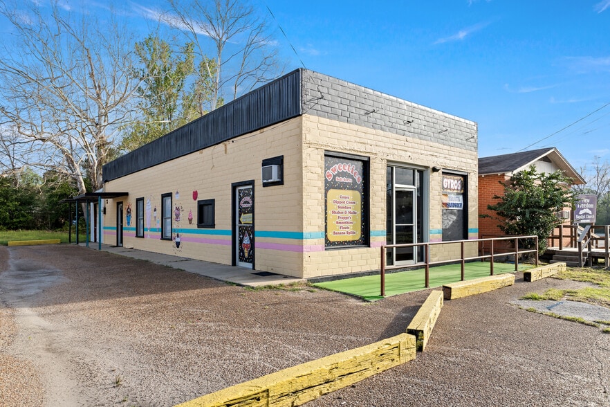 Primary Photo Of 201 E Bluff St, Woodville Restaurant For Sale