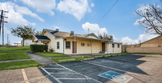 More Photos Of 711 W Dickey Rd, Grand Prairie Religious Facility For Sale