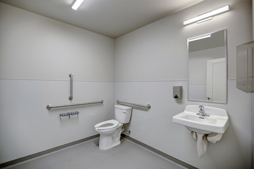 More Photos Of 5807 Thorpe, Spokane Light Distribution For Lease