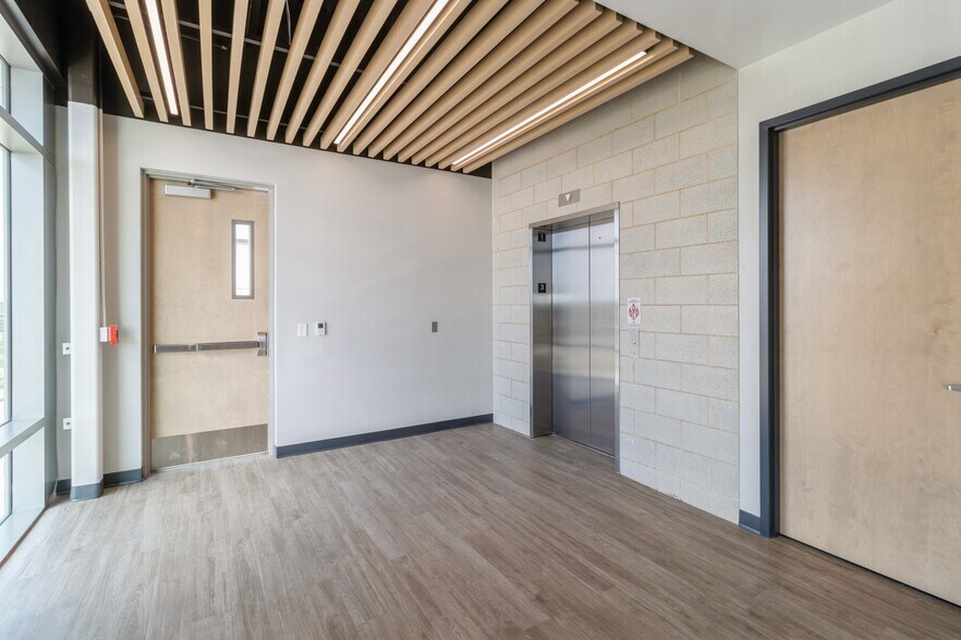 More Photos Of 1465 SW Park Square Dr, Ankeny Office For Lease