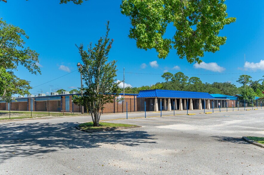 More Photos Of 320 E Miracle Strip Pky, Mary Esther General Retail For Sale