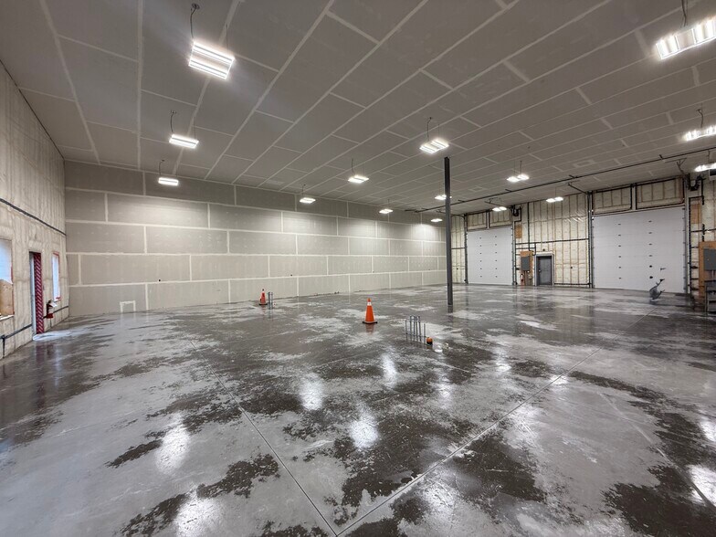 More Photos Of 526 39 St N, Lethbridge Warehouse For Lease