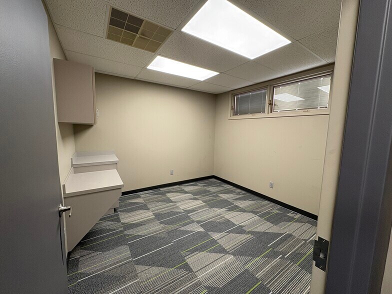More Photos Of 201 W Broadway Blvd, Johnston City Office For Sale
