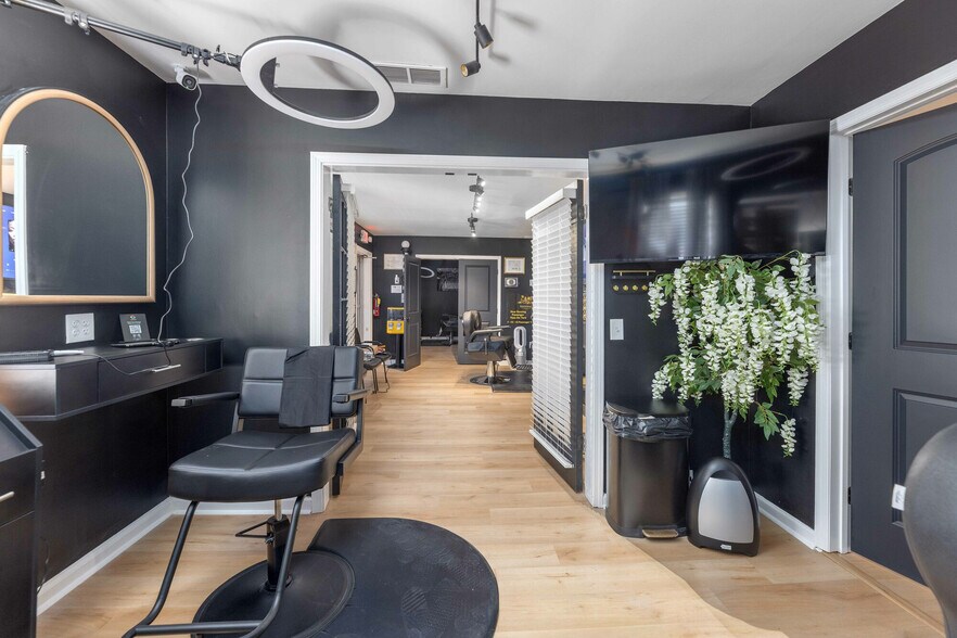 More Photos Of 2415 Manchester Expy, Columbus Office For Sale
