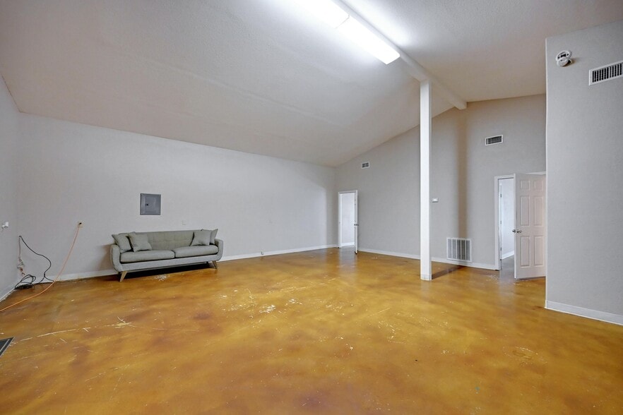 More Photos Of 1940 Magnolia Ave, Luling Self Storage For Sale