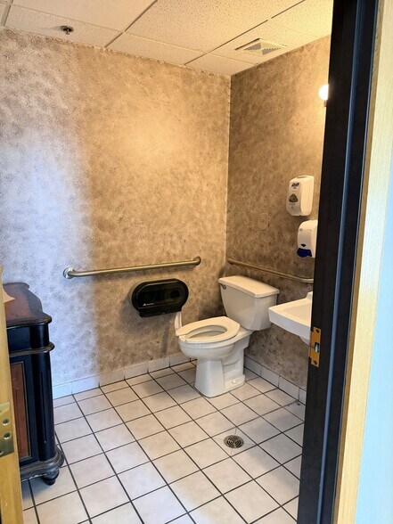 More Photos Of 1325 SW Market St, Lee's Summit Manufacturing For Lease