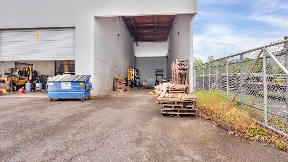 More Photos Of 7025 N Leadbetter Rd, Portland Service For Lease