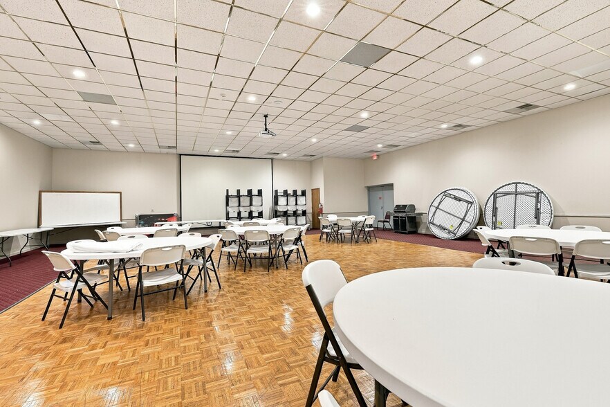 More Photos Of 2321 W Grand Ave, Wisconsin Rapids Office For Sale