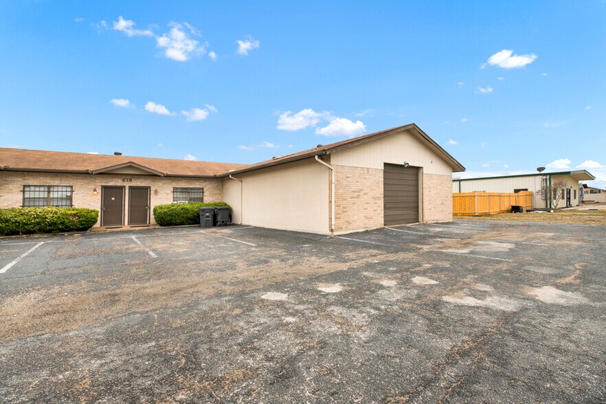 More Photos Of 218 Deborah Dr, New Braunfels Warehouse For Lease