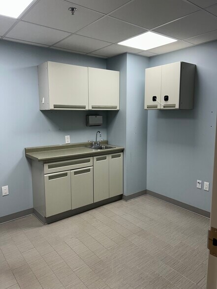 More Photos Of 163-03 Horace Harding Expy, Fresh Mdws, Fresh Meadows Medical For Lease