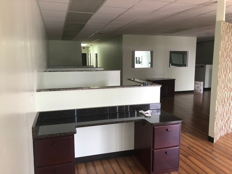 More Photos Of 927-967 W Golf Rd, Schaumburg General Retail For Lease