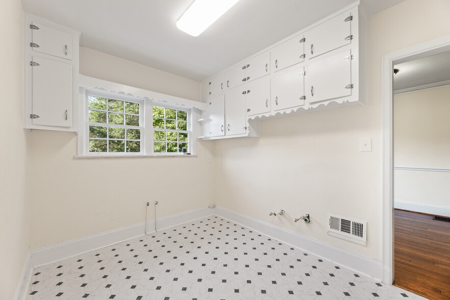 More Photos Of 114 Bulloch Ave, Roswell General Retail For Lease