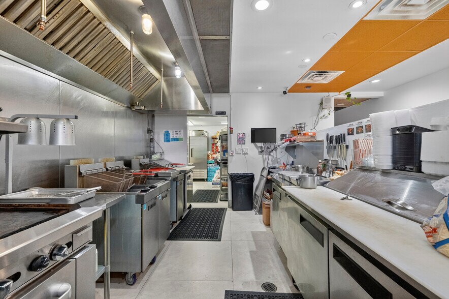 More Photos Of 3134-3150 NE 9th St, Fort Lauderdale Restaurant For Sale