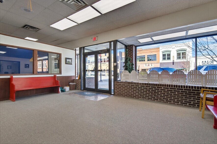 More Photos Of 111 SE Frank Phillips Blvd, Bartlesville Office For Sale