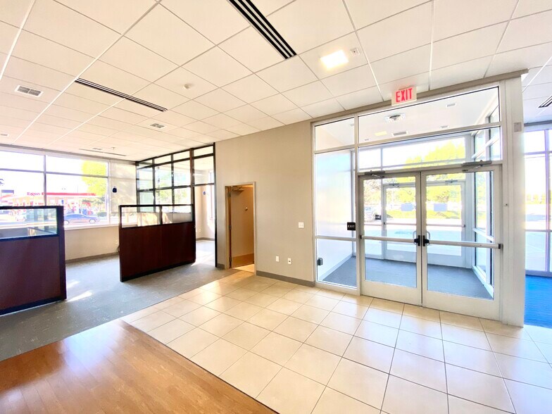 More Photos Of 15114 Preston Rd, Dallas Bank For Lease