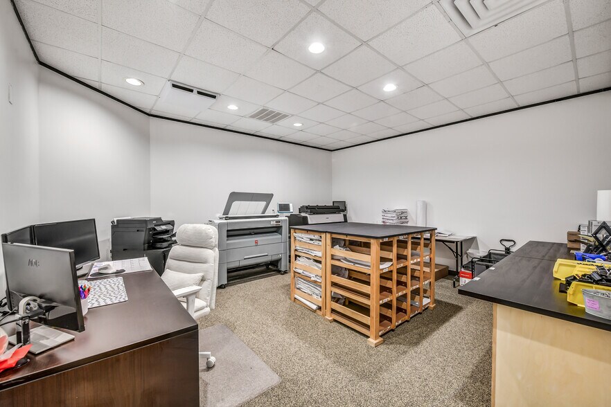 More Photos Of 2401 Parkwood Ave, Friendswood Office For Sale