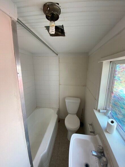 More Photos Of 4510 Old Pineville Rd, Charlotte Warehouse For Lease