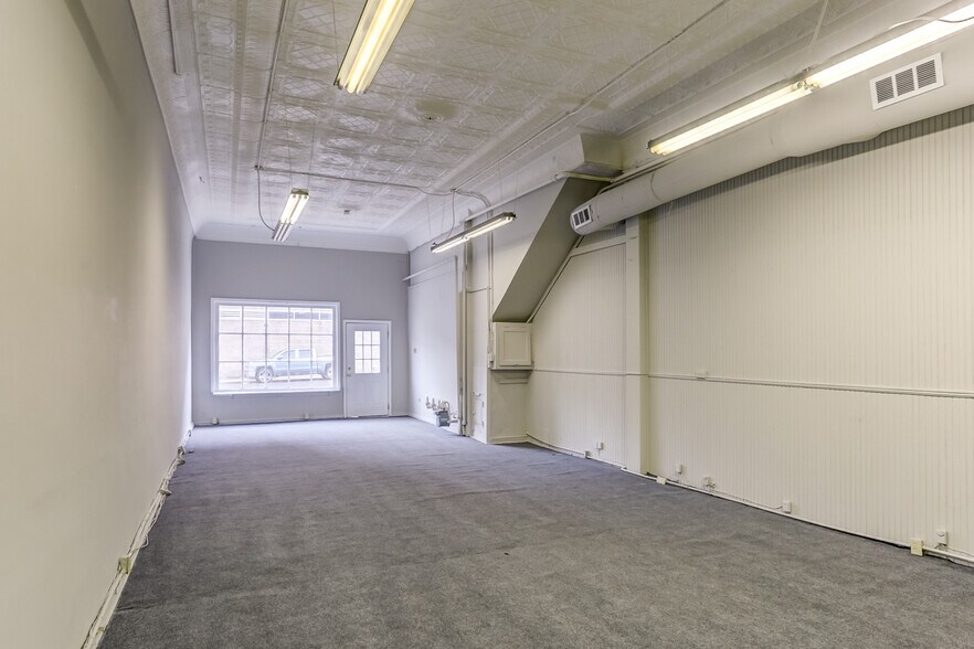 More Photos Of 240-242 Poplar Ave, Memphis Office For Sale