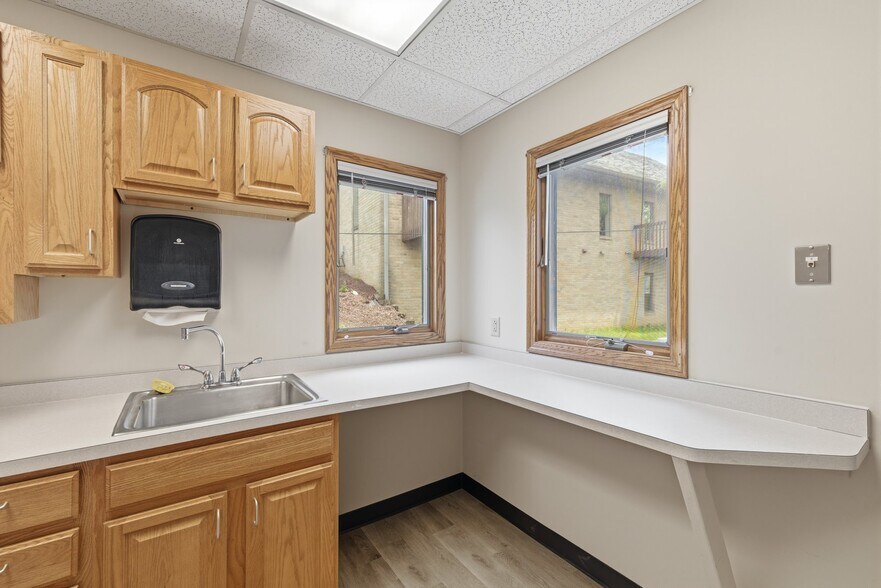 More Photos Of 1221 S Trimble Rd, Mansfield Office For Lease