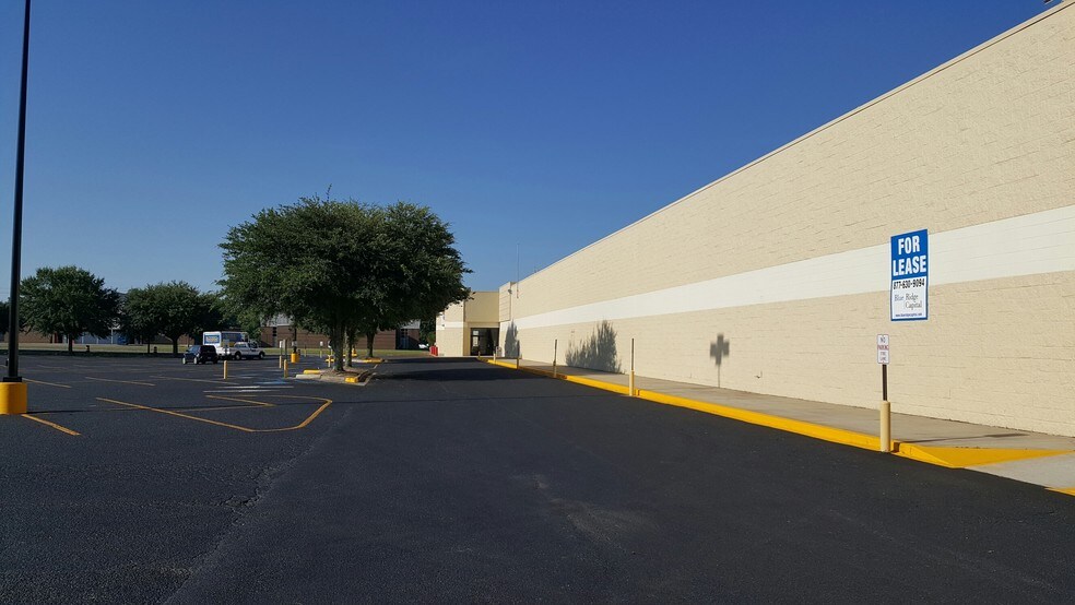 More Photos Of 2041 Douglas Ave, Brewton Supermarket For Lease