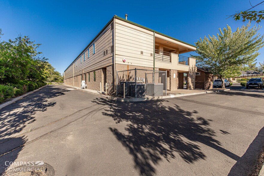 More Photos Of 2363 SW Glacier Pl, Redmond Office For Lease