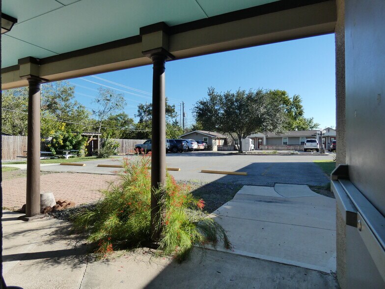 More Photos Of 1704 Avenue D, Rosenberg Specialty For Lease