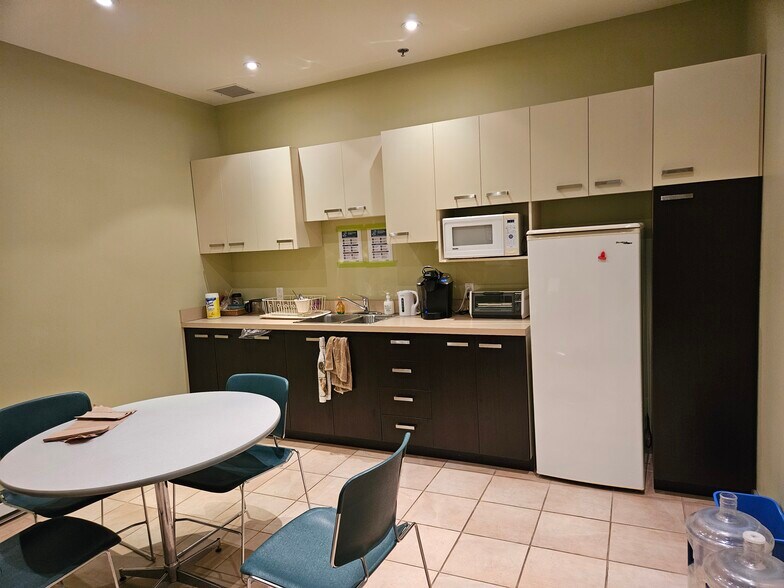 More Photos Of 25 Rue Saint-Jacques, Montréal Manufacturing For Sale