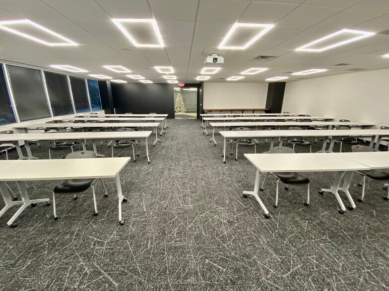 More Photos Of 9025 N River Rd, Indianapolis Office For Lease