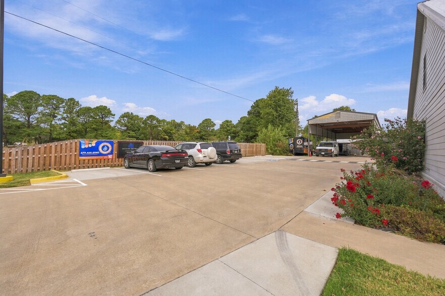 More Photos Of 5876 Elm Springs Rd, Elm Springs Office For Lease