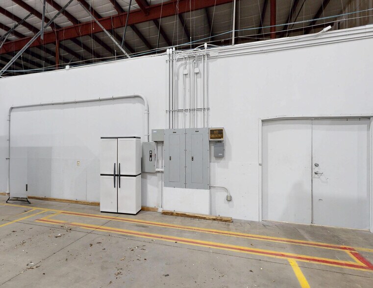 More Photos Of 3600 Parkway Center Ct, Orlando Warehouse For Sale