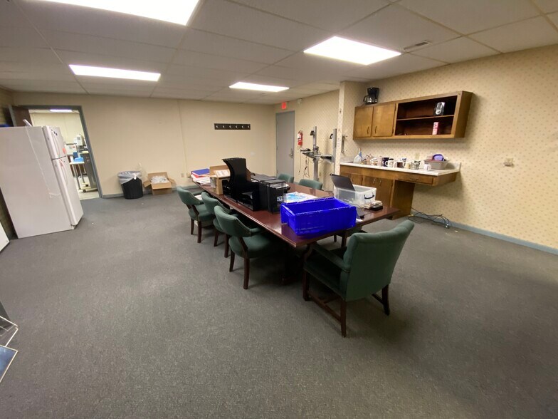 More Photos Of 404 W Rolla Rd, Salem Office For Sale