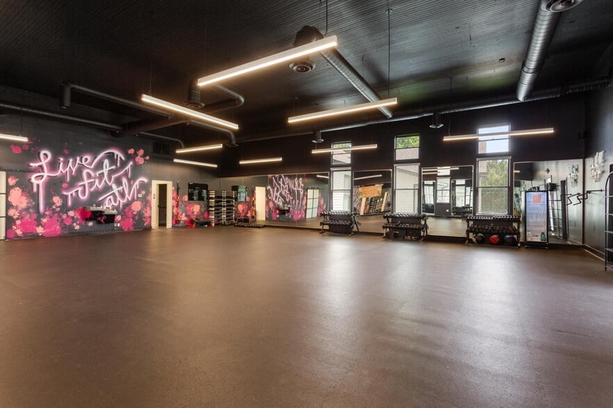 More Photos Of 5576 Peachtree Rd, Atlanta Storefront Retail Office For Lease
