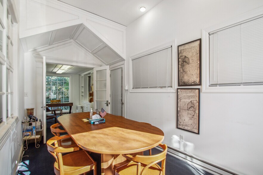 More Photos Of 41 Meetinghouse Ln, Southampton Office For Sale