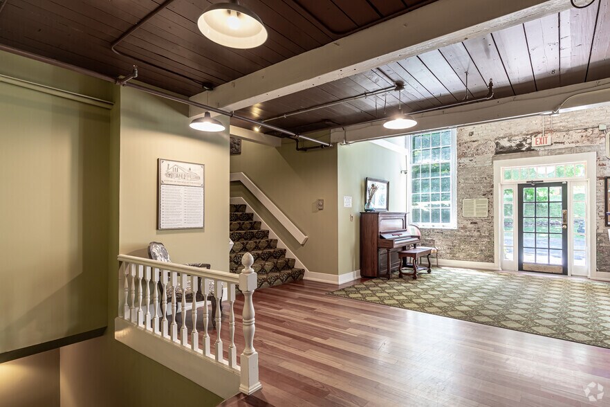 More Photos Of 2 Tunxis Rd, Tariffville Loft Creative Space For Lease