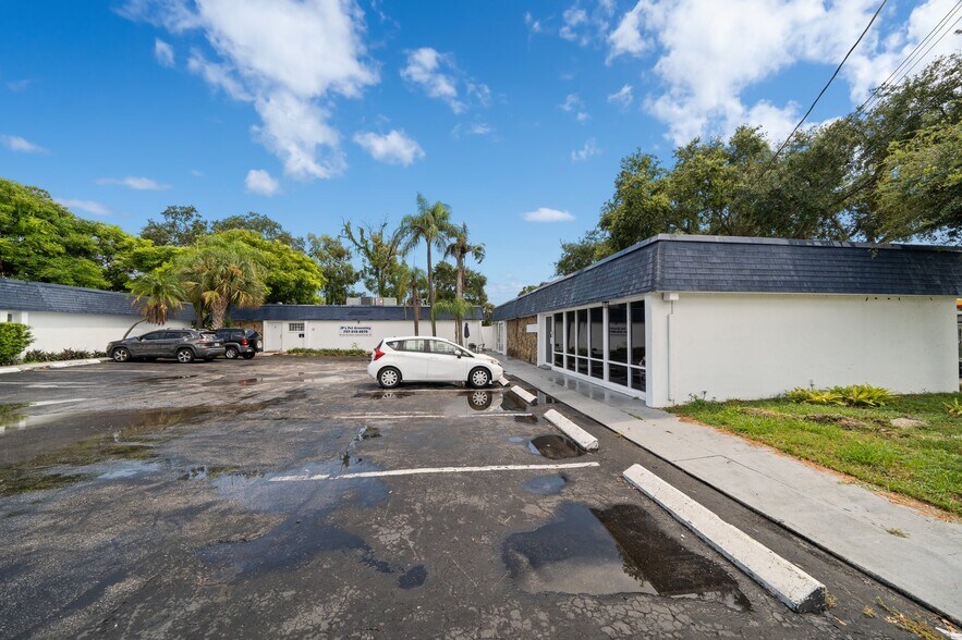 More Photos Of 1631 W Bay Dr, Largo Veterinarian Kennel For Sale