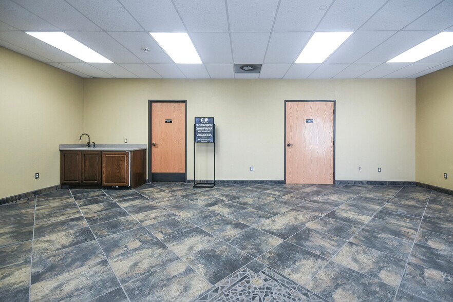 More Photos Of 1401 W Main St, Duncan Flex For Lease