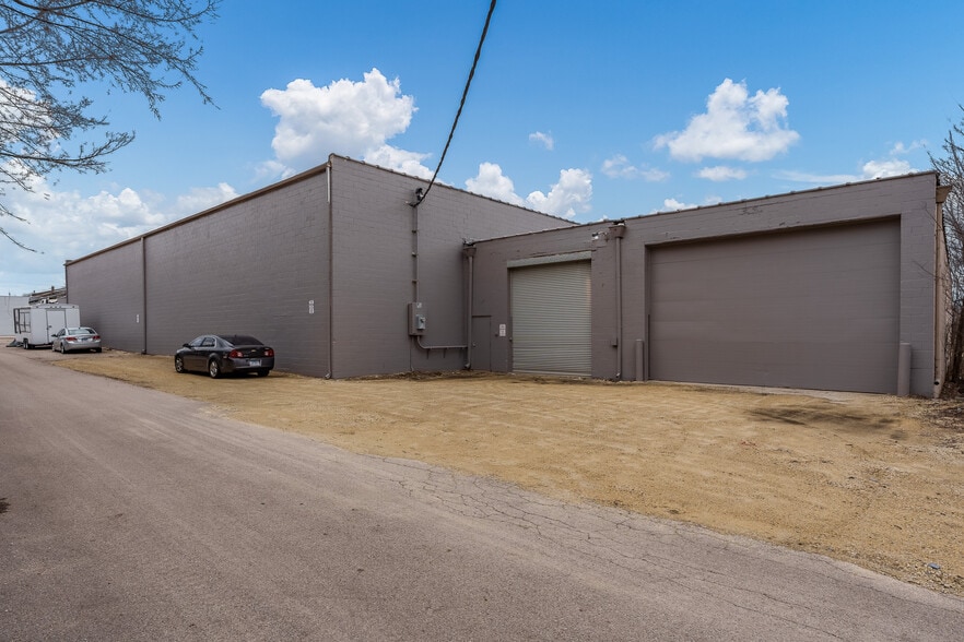 More Photos Of 3944 Auburn St, Rockford Warehouse For Lease