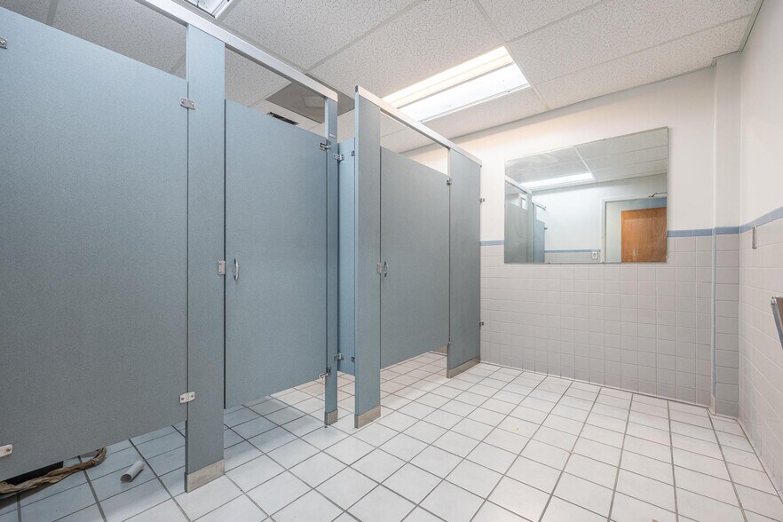 More Photos Of 2546-2578 Fowler St, Fort Myers Warehouse For Lease