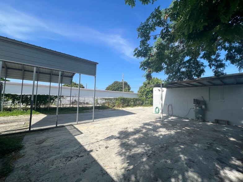 More Photos Of 2500 E Tamarind Ave, West Palm Beach Service For Sale