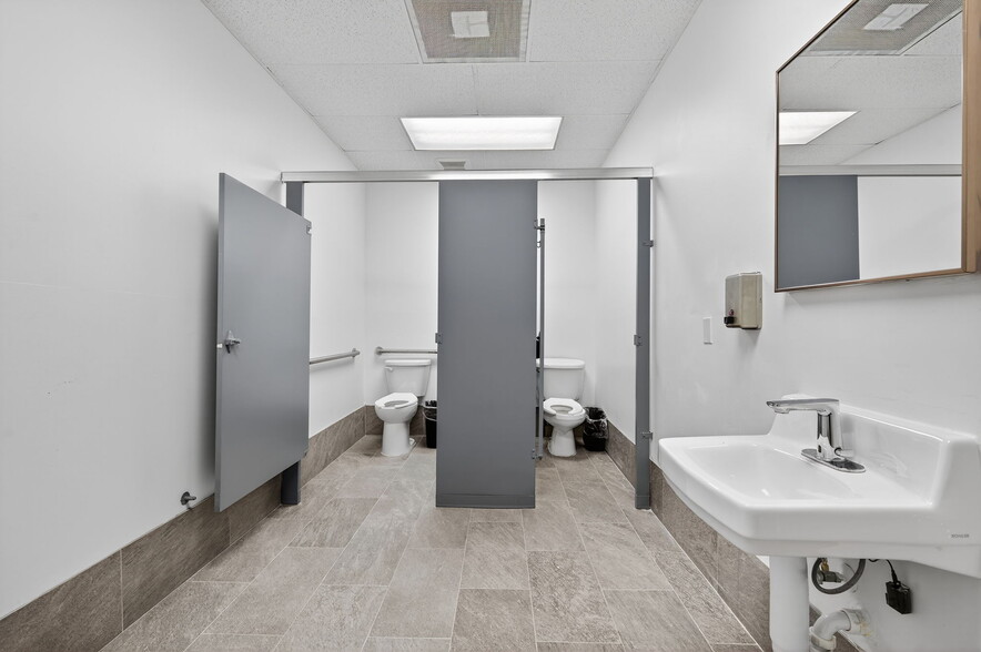 More Photos Of 11350 66th St N, Largo Office Residential For Lease