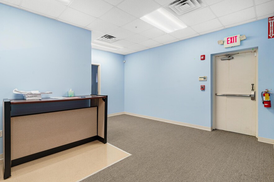 More Photos Of 1904 Thomas Ave, Leesburg Office For Sale