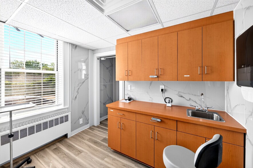 More Photos Of 155 W Merrick Rd, Freeport Medical For Lease