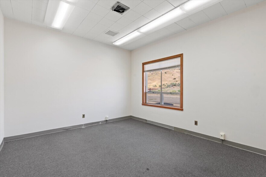 More Photos Of 1050 S Bridge St, Baker City Office For Sale
