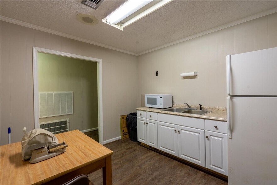 More Photos Of 5304 Meeks Dr, Orange Office For Sale